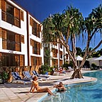 DELUXE POOL SUITES