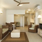 Apartments with open plan living & dining - Oaks Lagoon