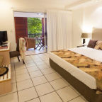 The Studio can be made up as either 1 King or 2 Single beds - Reef Retreat