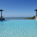 Infinity edged pool - Vue Trinity Beach